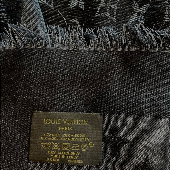 Louis Vuitton Monogram Shine Shawl - Picture 3 of 10